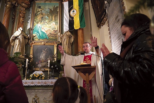 W uroczystość patriarchy paulińskiego zakonu dzieci otrzymują specjalne błogosławieństwo.