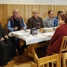 Ks. Franciszek Głód ze swoimi podopiecznymi w czasie wspólnej kolacji.