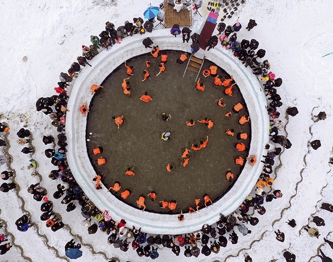 Tłum Koreańczyków łowiących ryby podczas tradycyjnego rybackiego festiwalu.
7.01.2023 Hwacheon, Korea Południowa