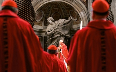 Kard. Joseph Ratzinger w bazylice św. Piotra w czasie Mszy św.  przed konklawe w kwietniu 2005 roku.