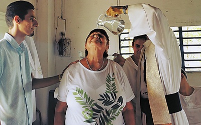 Zaledwie 3 procent ochrzczonych Kubańczyków uczestniczy regularnie w niedzielnej Eucharystii, wciąż jednak ludzie proszą o chrzest,  po latach wracają  też do sakramentów.