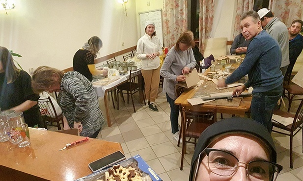 Siostra Małgorzata wraz z grupą wolontariuszy z Krasiłowa zajmuje się produkcją świec od listopada.