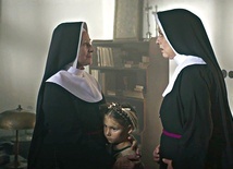Każde żydowskie dziecko trafiało do klasztoru w dramatycznych okolicznościach (kadr z filmu „Matusia”).