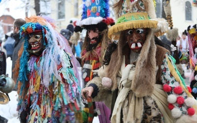 Grupy kolędnicze w tradycyjnych maskach obrzędowych...