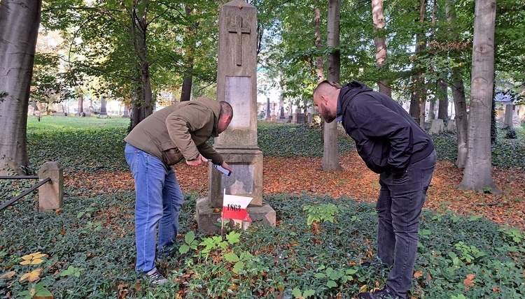 Powstała profesjonalna baza grobów powstańców styczniowych