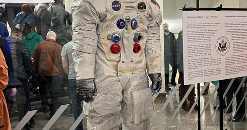 Chorzów. Replika skafandra Neila Armstronga w Planetarium Śląskim