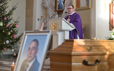 Obecnym na pogrzebie taty dziękował pod koniec Mszy św. ks. Józef Błauciak.