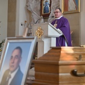 Obecnym na pogrzebie taty dziękował pod koniec Mszy św. ks. Józef Błauciak.