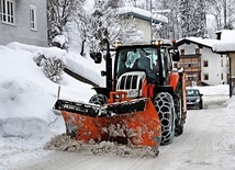 Śląskie. Trudne warunki na drogach po opadach śniegu; od północy kilkadziesiąt kolizji
