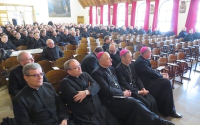 Troska o starszych kapłanów i o muzykę w liturgii