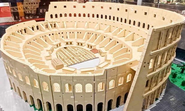 Rzym. Lewandowski z... klocków Lego
