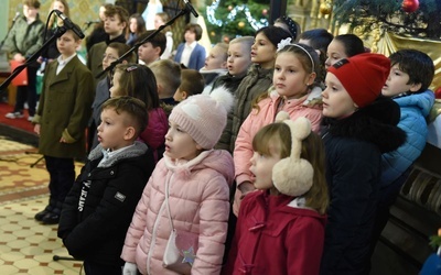 W klimat modlitwy wprowadziły dzieci ze szkoły w Odporyszowie.