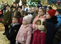 W klimat modlitwy wprowadziły dzieci ze szkoły w Odporyszowie.