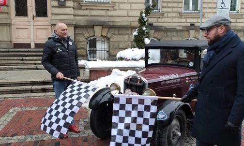 Bielsko-Biała. Przez miasto przejechał charytatywny rajd z Lwowa do Monte Carlo automobilem z 1932 roku