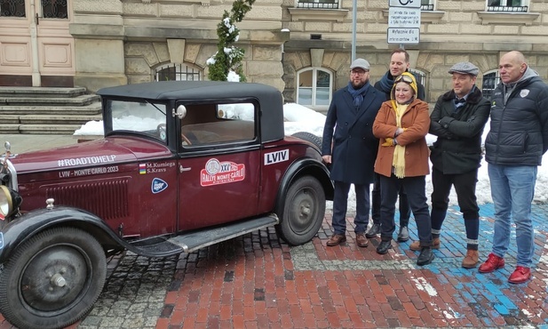 Bielsko-Biała. Przez miasto przejechał charytatywny rajd z Lwowa do Monte Carlo automobilem z 1932 roku