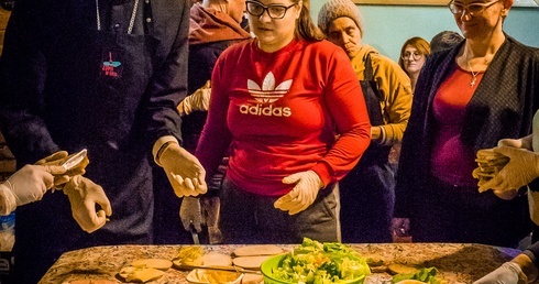 Katowice. Abp Adrian Galbas odwiedził Zupę w Kato