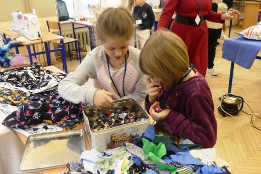 Feryjne warsztaty krawieckie dla dziewczynek z "Miastem na Górze"