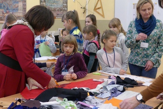 Feryjne warsztaty krawieckie dla dziewczynek z "Miastem na Górze"