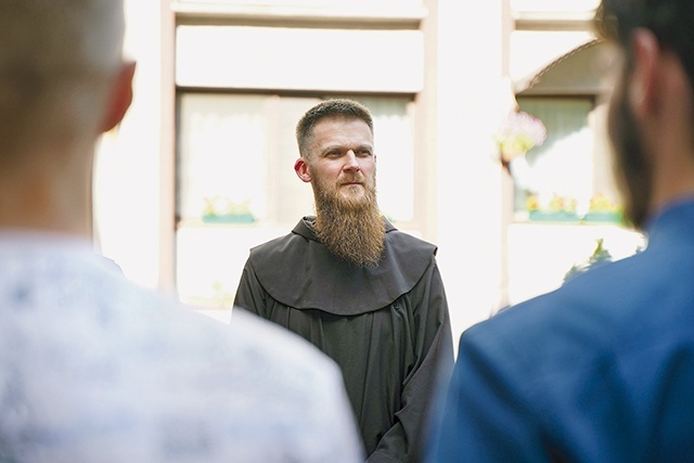 	Zakonnik jest także dyrektorem Franciszkańskiego  Centrum Medialnego.