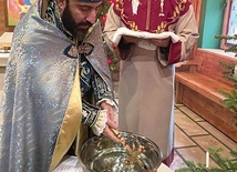 	Podczas liturgii odbywa się „chrzest wody”, przypominający wiernym o ochrzczeniu Jezusa w wodach Jordanu.