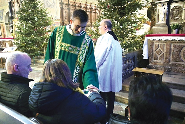 ▲	W czasie liturgii diakoni rozdali wiernym kartki z biblijnymi cytatami.