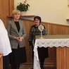▲	Siostry niepokalanki (od lewej): Barbara, Ewa i Zyta z relikwiami założyciela w kaplicy zakładu opiekuńczo- -leczniczego.