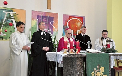 W kaplicy ewangelickiej  przy ołtarzu stanęli razem katolicy, ewangelicy i zielonoświątkowcy.