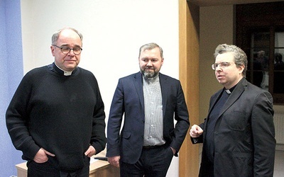 Od lewej: ks. Wojciech P. Grygiel, ks. Damian Wąsek i ks. Krystian Kałuża.