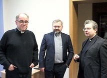 Od lewej: ks. Wojciech P. Grygiel, ks. Damian Wąsek i ks. Krystian Kałuża.