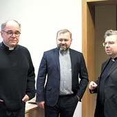 Od lewej: ks. Wojciech P. Grygiel, ks. Damian Wąsek i ks. Krystian Kałuża.