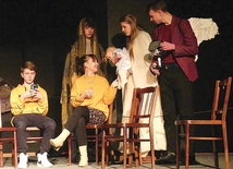 ▲	Scena ze spektaklu młodych „Nie było miejsca dla Ciebie”.