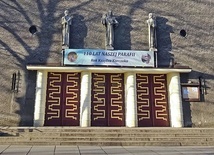 ▲	Modernistyczne, zdobione charakterystycznym zygzakiem (kościół NMP Wspomożenie Wiernych, Gliwice-Sośnica, 1928–1929).