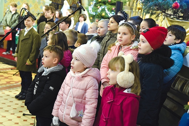 W klimat powstańczej uroczystości wprowadziły dzieci ze szkoły im. Jana Wnęka.