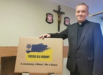 − Takie kartony trafią do dekanatów, a potem do parafii – mówi ks. Zbigniew Pietruszka.