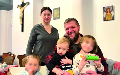 ▲	Marta i Andrzej Zarzyccy wraz z synem Antkiem i dwójką rodzeństwa, które znalazło u nich bezpieczne schronienie. 