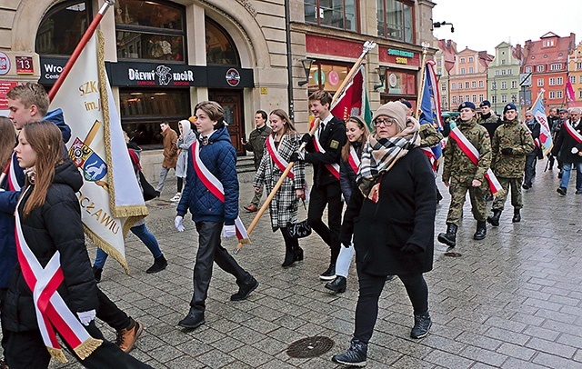 Po Mszy św. nastąpił przemarsz pod tablicę upamiętniającą powstańców styczniowych na gmachu głównym Uniwersytetu Wrocławskiego.