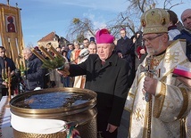 Symboliczne gesty nawiązują do ewangelicznych wydarzeń.