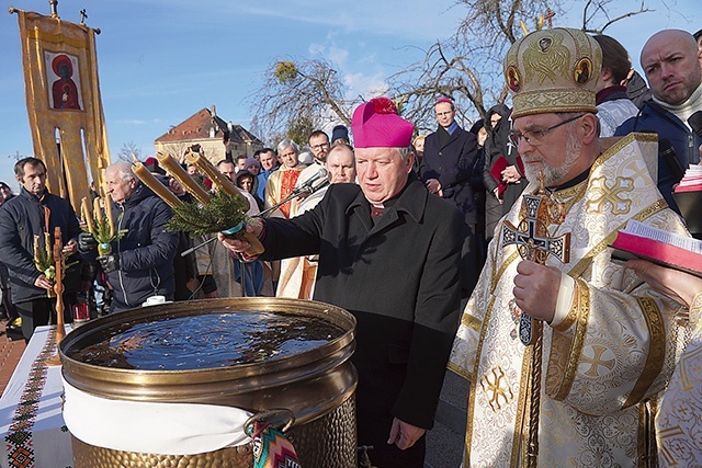 Symboliczne gesty nawiązują do ewangelicznych wydarzeń.