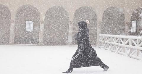 Franciszkanie z Asyżu biją się śnieżkami