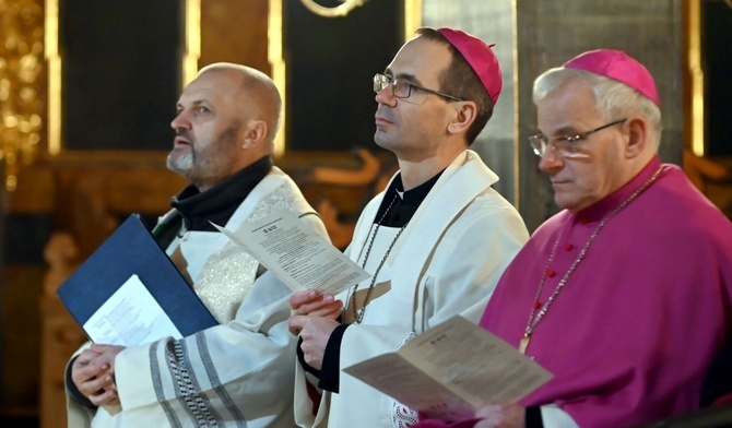 Wrocławski biskup pomocniczy z bp. Markiem Mendykiem i ks. Jarosławem Lipniakiem.