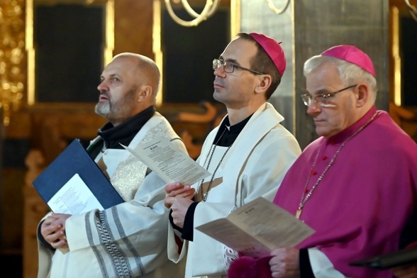 Wrocławski biskup pomocniczy z bp. Markiem Mendykiem i ks. Jarosławem Lipniakiem.