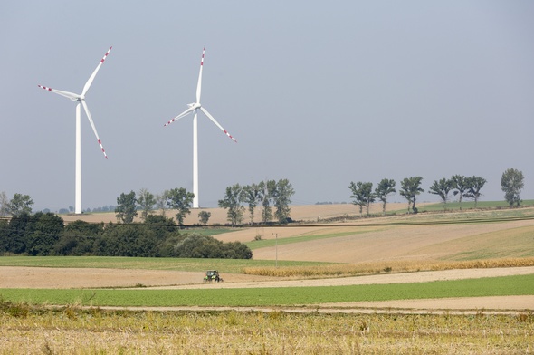 Sejm: minimalna odległość wiatraka od budynków mieszkalnych to 700 m