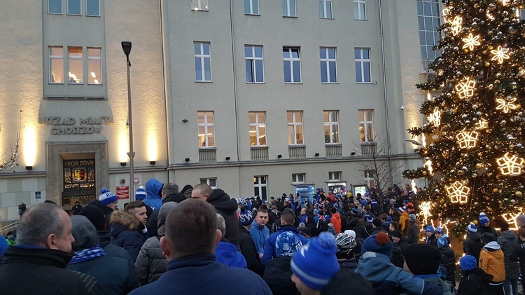 Chorzów. Kilkuset sympatyków Ruchu protestowało przed ratuszem