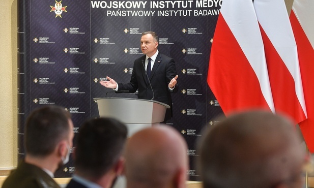 Prezydent: trwają prace nad stworzeniem wojsk medycznych