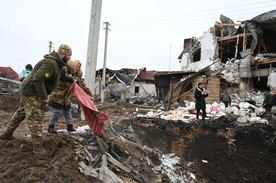Skutek ostrzału w podkijowskiej miejscowości Ratynskij