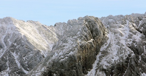 Przeżył prawie dobę pod śnieżną lawiną