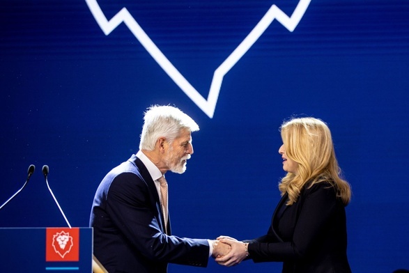 Peter Pavel przyjmuje gratulecje od.. urzędującej prezydent Słowacjim, Zuzana Czaputova