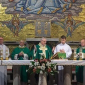 Duchowni przy ołtarzu w czasie Mszy św. za służbę zdrowia.