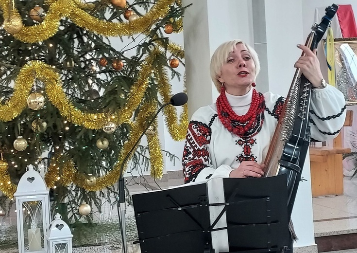 Iryna Krill śpiewała kolędy podczas Mszy Świętych.
