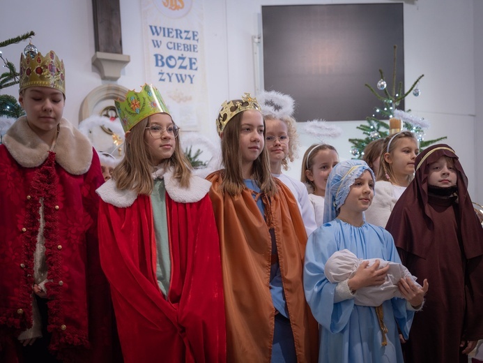 W Świdnicy u Boboli zagrał w jasełkach ksiądz, organistka i rodzice